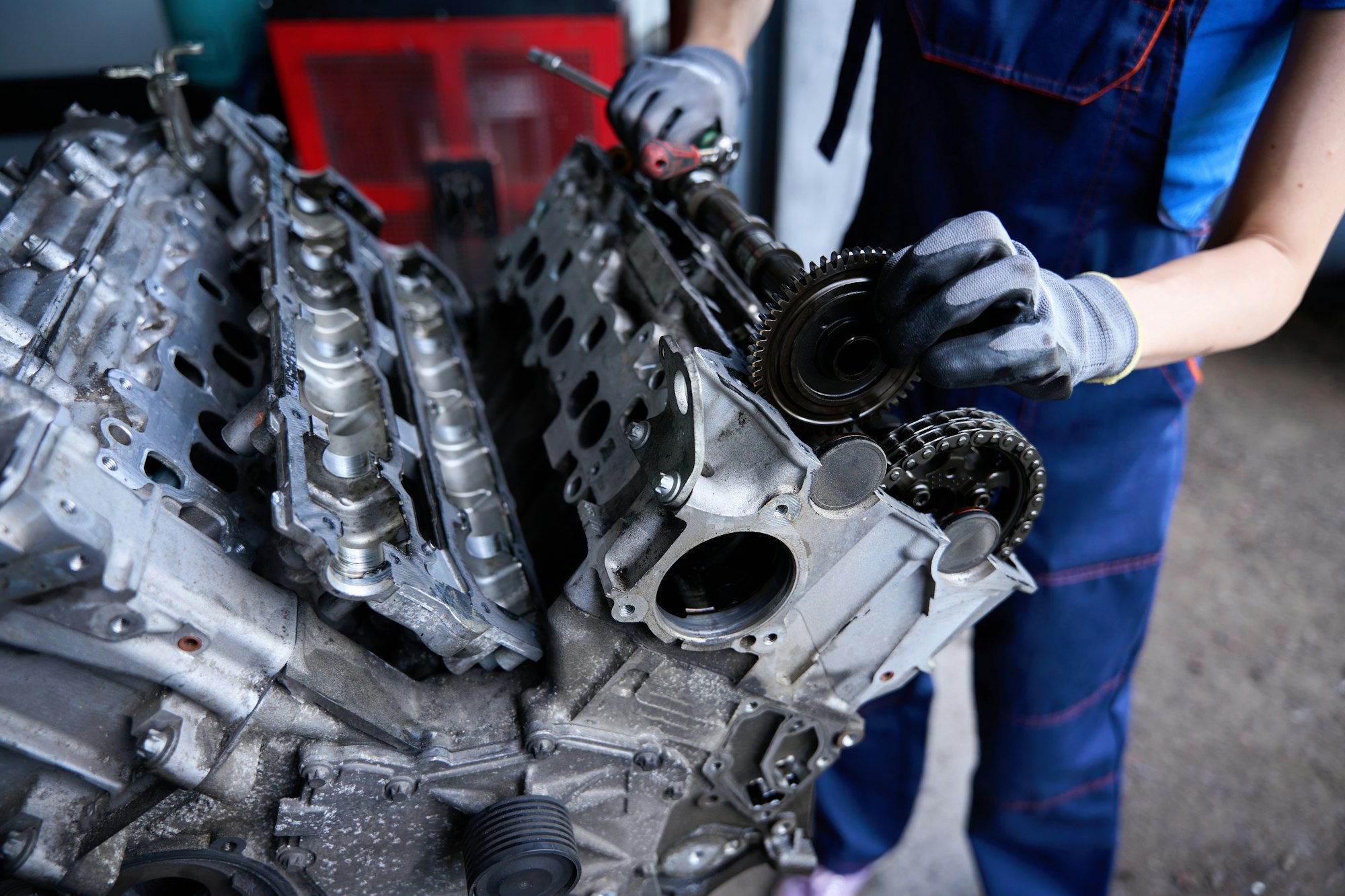 Professional repair of the engine of a modern car